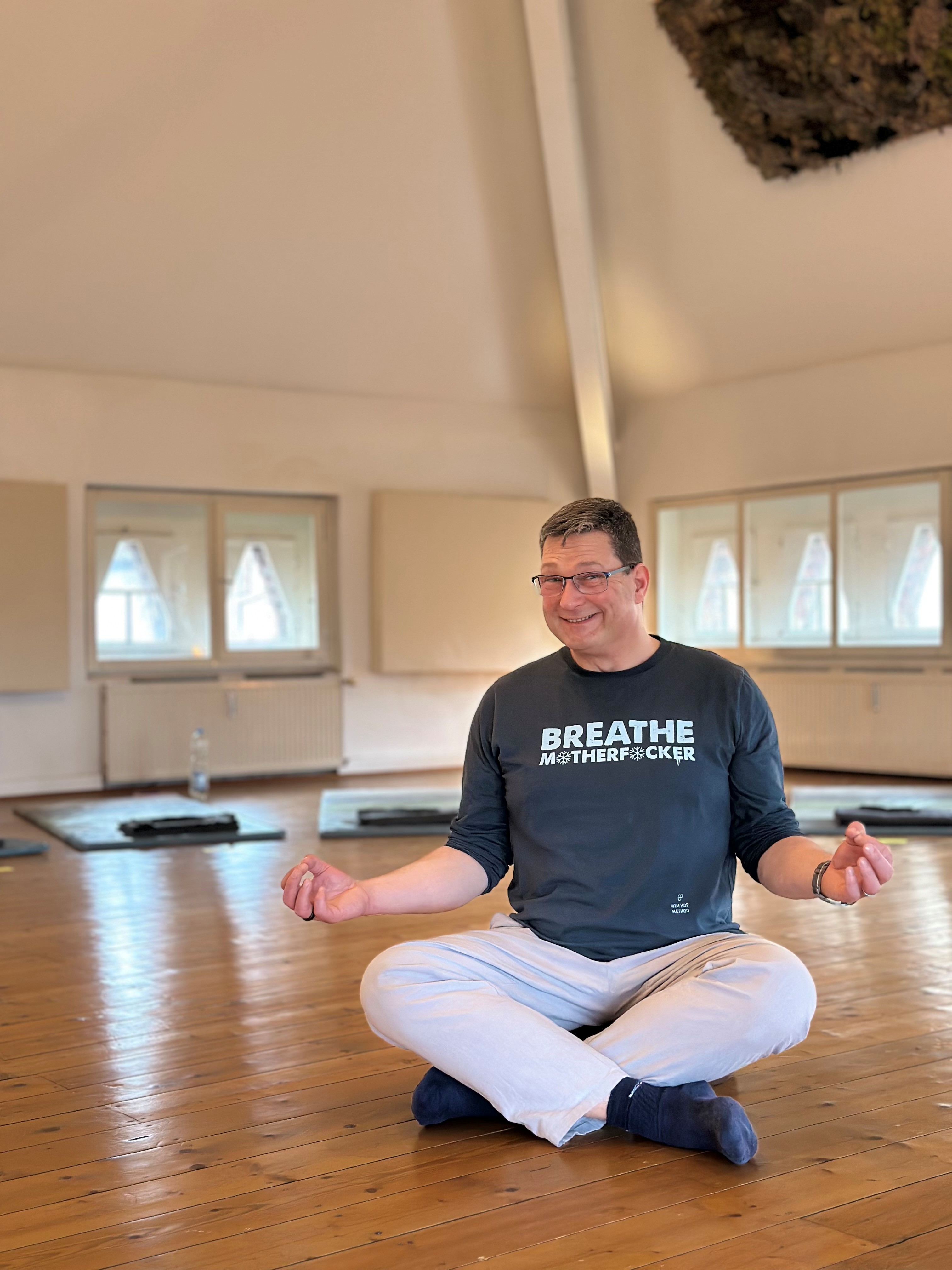 Florian Lerch leitet eine Breathwork Session